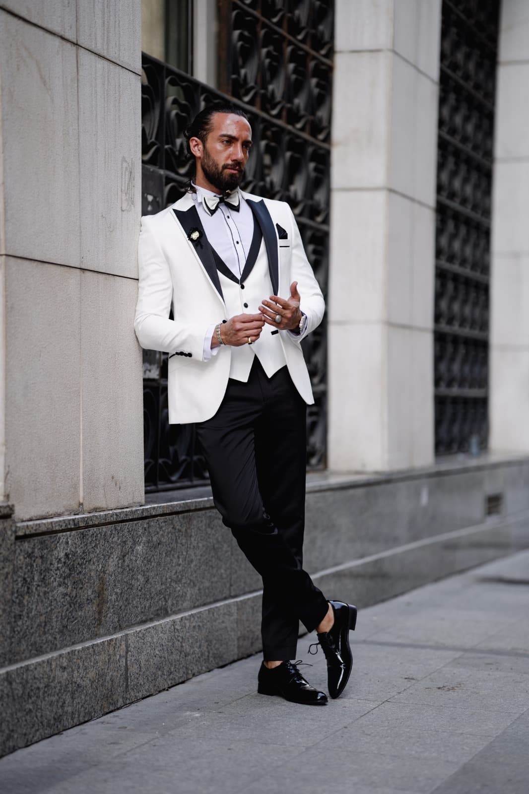 Mazonni Sopsham White Slim Fit Peak Lapel Tuxedo